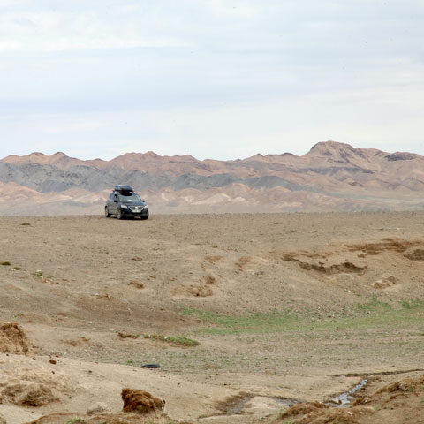 LANGYARNS Noble Nomads mit dem Auto unterwegs in der Mongolei